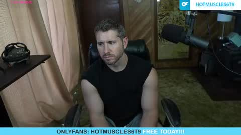 Snapshot of hotmuscles6t9 chatting on June 17, 7:15 pm hotmuscles6t9 online show from June 17, 7:15 pm