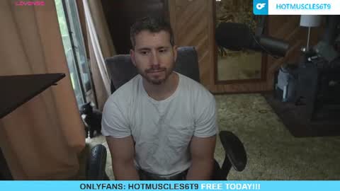 Snapshot of hotmuscles6t9 chatting on June 22, 2:03 pm hotmuscles6t9 online show from June 22, 2:03 pm