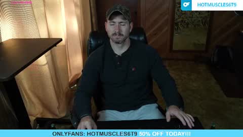 Snapshot of hotmuscles6t9 chatting on July 5, 12:45 pm hotmuscles6t9 online show from July 5, 12:45 pm