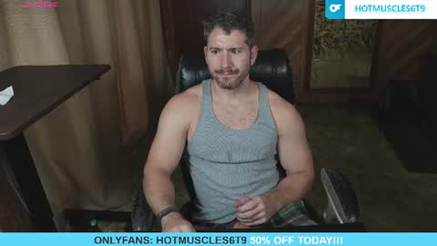 Snapshot of hotmuscles6t9 chatting on July 6, 11:07 pm hotmuscles6t9 online show from July 6, 11:07 pm