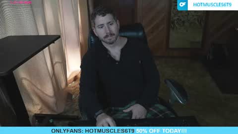 Snapshot of hotmuscles6t9 chatting on July 7, 3:27 pm hotmuscles6t9 online show from July 7, 3:27 pm