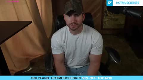 Snapshot of hotmuscles6t9 chatting on July 13, 10:01 pm hotmuscles6t9 online show from July 13, 10:01 pm