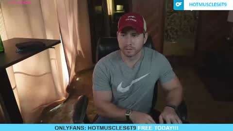 Snapshot of hotmuscles6t9 chatting on July 27, 2:35 pm hotmuscles6t9 online show from July 27, 2:35 pm