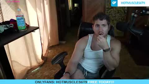 Snapshot of hotmuscles6t9 chatting on July 28, 4:39 pm hotmuscles6t9 online show from July 28, 4:39 pm