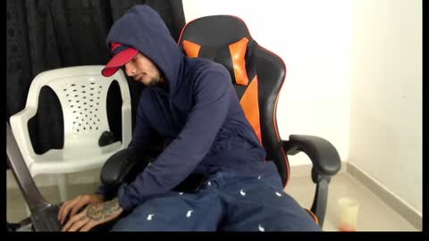 Snapshot of hotsteel420 chatting on January 19, 11:43 pm hotsteel420 online show from January 19, 11:43 pm