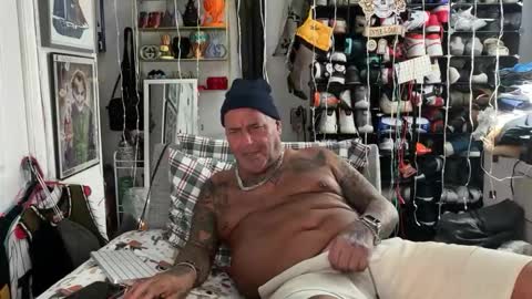 Snapshot of hotstuff775616 chatting on December 20, 3:46 am hotstuff775616 online show from December 20, 3:46 am