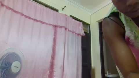 Snapshot of hottie_mammy chatting on December 1, 5:45 am hottie_mammy online show from December 1, 5:45 am