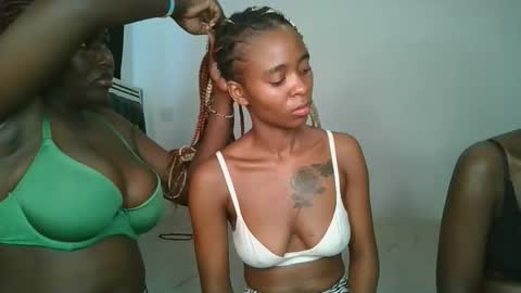 Snapshot of hottie_mistie chatting on April 30, 8:09 am hottie_mistie online show from April 30, 8:09 am