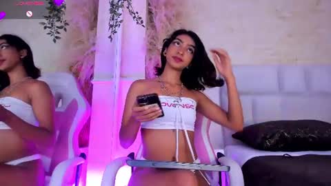 Snapshot of hottie_veronica chatting on July 11, 11:28 pm Veronica independent model online show from July 11, 11:28 pm