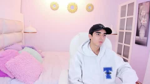 hottiie_guy online show from November 13, 6:29 pm