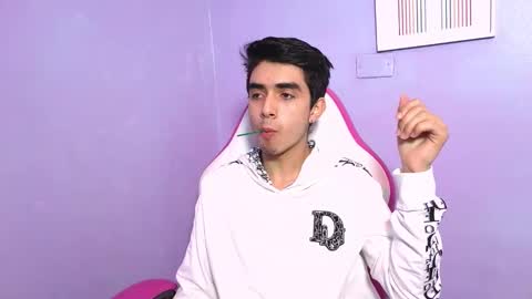 hottiie_guy online show from December 3, 6:28 pm