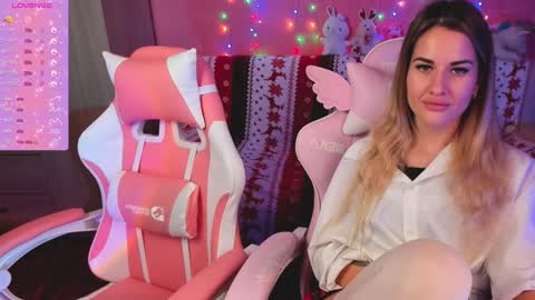 Snapshot of hotty_girls_here chatting on December 12, 6:36 am Ivanna and Jessica online show from December 12, 6:36 am