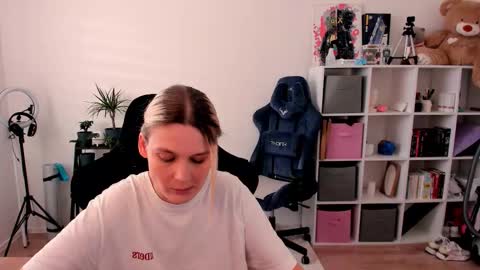 Nessie and Jessie online show from February 3, 11:48 am