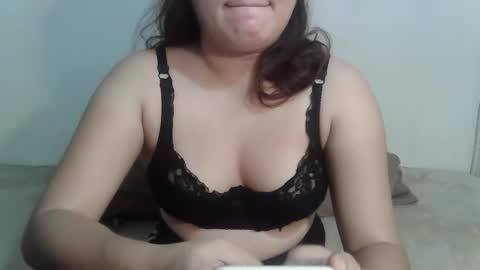 Snapshot of hotzarieyahxx chatting on May 17, 8:05 pm Zarie online show from May 17, 8:05 pm