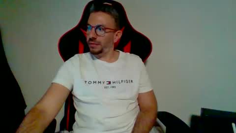 Snapshot of huge__cumshot chatting on December 16, 4:56 pm huge__cumshot online show from December 16, 4:56 pm