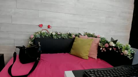 Snapshot of hugeboobserin chatting on February 17, 8:19 am Erin online show from February 17, 8:19 am