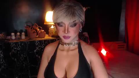Snapshot of hugecockchristine chatting on July 17, 1:01 am Christine online show from July 17, 1:01 am
