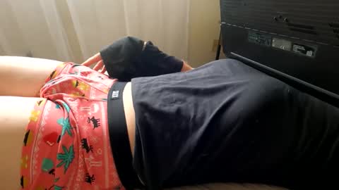 Snapshot of hugecumshots1 chatting on October 26, 6:25 pm HugeCumshots online show from October 26, 6:25 pm