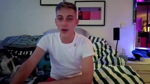 Snapshot of hugolandcam chatting on January 9, 9:16 pm Hugo online show from January 9, 9:16 pm