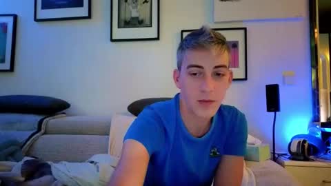 Snapshot of hugolandcam chatting on November 30, 4:33 pm Hugo online show from November 30, 4:33 pm