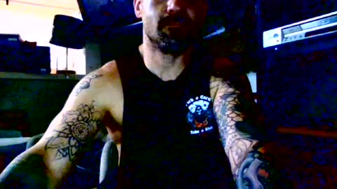Snapshot of hungherowithoutacape chatting on August 6, 12:18 pm hungherowithoutacape online show from August 6, 12:18 pm