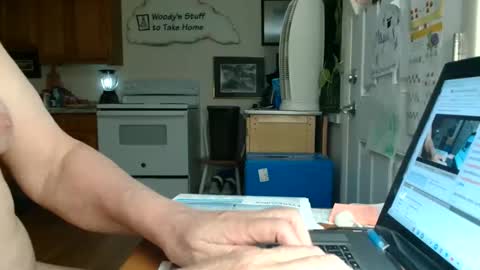 hunglikeahorse063790 online show from April 21, 1:42 am