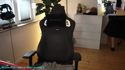 Snapshot of hungry_26 chatting on December 17, 9:37 am hungry_26 online show from December 17, 9:37 am