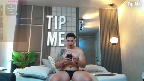 hunk_ryan online show from December 19, 1:40 pm