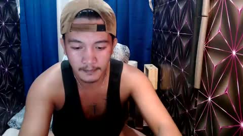 Snapshot of hunkylloyd chatting on December 17, 2:44 pm hunkylloyd online show from December 17, 2:44 pm