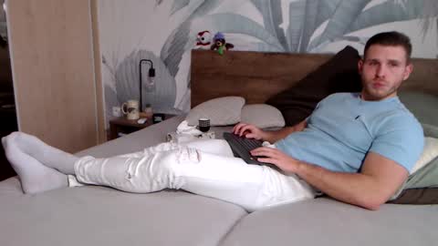 Snapshot of hunterbridges chatting on December 31, 2:03 pm Hunter Bridges online show from December 31, 2:03 pm