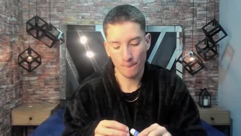 hunterheat_ online show from December 4, 12:03 pm