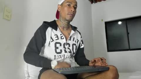 hunting_blondes online show from April 14, 12:49 am