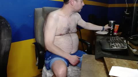 Snapshot of huskyguy chatting on May 4, 3:35 am Huskyguy online show from May 4, 3:35 am