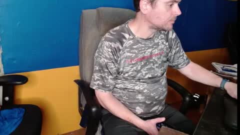 Snapshot of huskyguy chatting on May 18, 3:35 am Huskyguy online show from May 18, 3:35 am