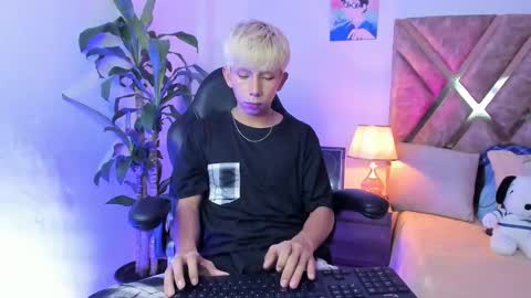 Son Hyunjin online show from February 17, 8:48 pm