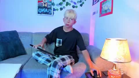 Son Hyunjin online show from March 16, 5:17 pm