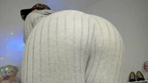 Hyun Joo online show from February 27, 7:36 pm