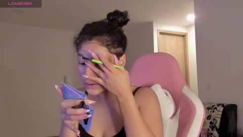 Snapshot of iam_nikki chatting on February 21, 9:43 pm On instagram Imm  NikkiHelp me reach 100 likes online show from February 21, 9:43 pm