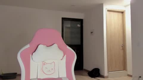 Snapshot of iam_nikki chatting on March 5, 9:27 am On instagram Imm  NikkiHelp me reach 100 likes online show from March 5, 9:27 am