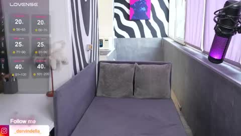 Snapshot of iamdervindella chatting on December 17, 5:24 am Dervindella online show from December 17, 5:24 am