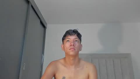 Snapshot of iamjulian_ chatting on May 7, 11:37 am Juliiiiian online show from May 7, 11:37 am