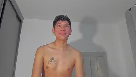 Snapshot of iamjulian_ chatting on May 16, 11:42 am Juliiiiian online show from May 16, 11:42 am