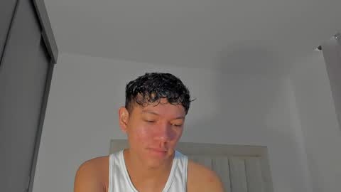 Snapshot of iamjulian_ chatting on May 20, 12:00 pm Juliiiiian online show from May 20, 12:00 pm