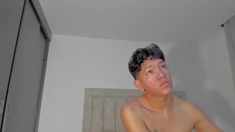 Snapshot of iamjulian_ chatting on May 27, 11:51 am Juliiiiian online show from May 27, 11:51 am