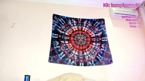 Snapshot of iampiggygirl chatting on November 7, 7:41 am Dilya online show from November 7, 7:41 am