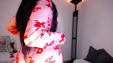 Snapshot of iamroxanne chatting on November 10, 2:43 am Camila online show from November 10, 2:43 am