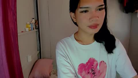 Snapshot of iamyourdesire_ chatting on February 14, 12:40 am shhh online show from February 14, 12:40 am
