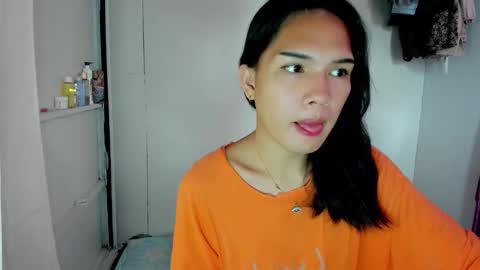 Snapshot of iamyourdesire_ chatting on February 17, 8:22 am shhh online show from February 17, 8:22 am