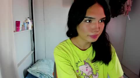 Snapshot of iamyourdesire_ chatting on March 29, 5:18 am shhh online show from March 29, 5:18 am