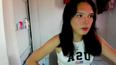 Snapshot of iamyourdesire_ chatting on April 7, 5:19 am shhh online show from April 7, 5:19 am